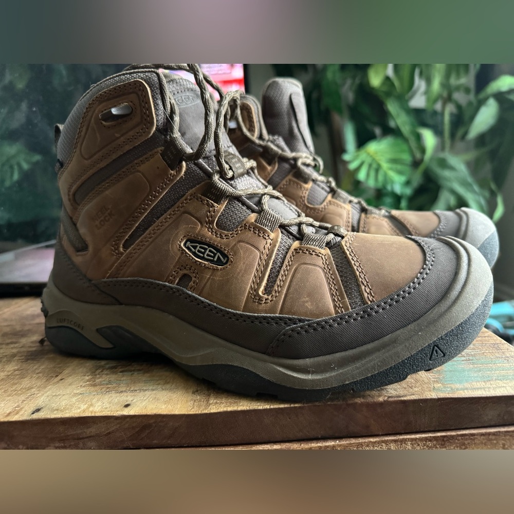 Mens KEEN Hiking Boots ~ 9D~ EUC